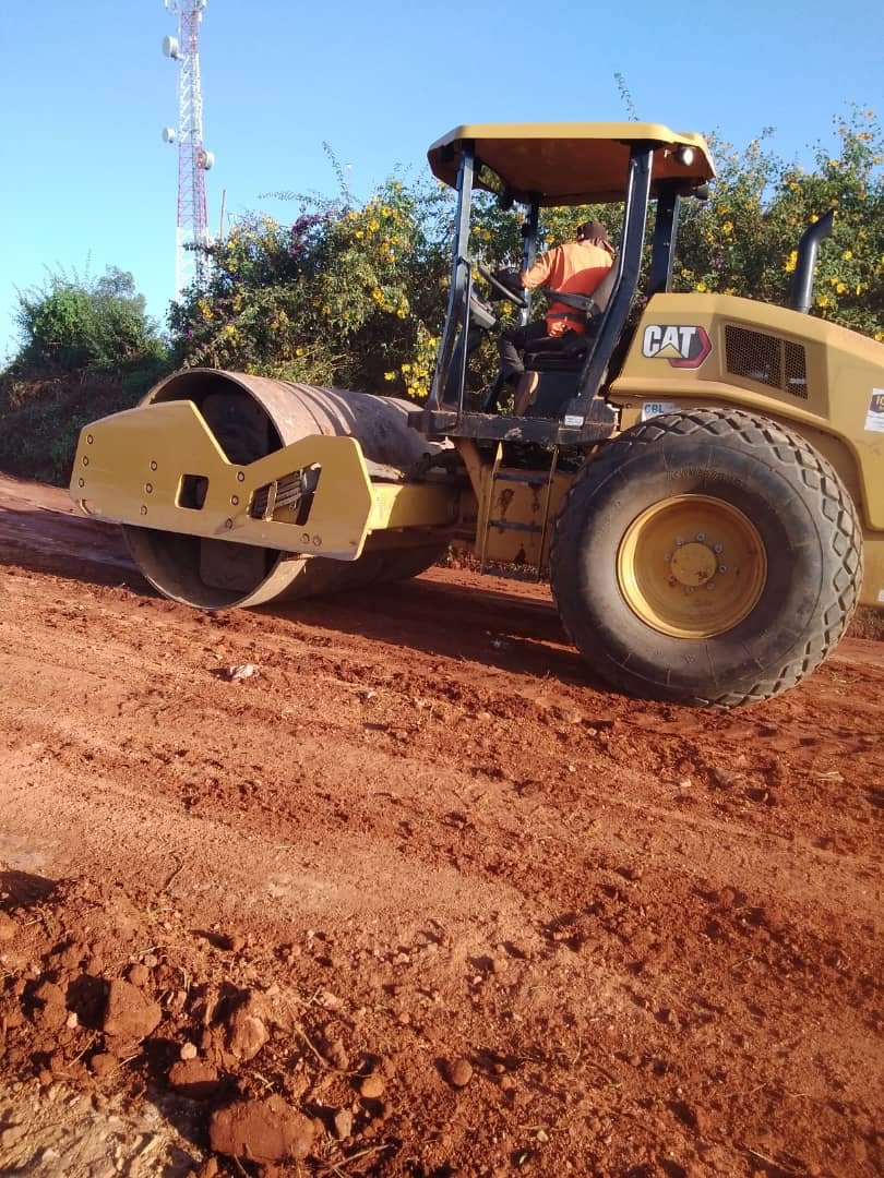 Compacteur sur chantier routier