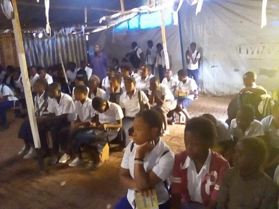 Eleves reunis sous abri scolaire